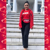 KD memakai baju, jaket hingga fany pack berlogo partai. Untuk melengkapinya, high heels dari Louboutin pun menjadi andalan. Foto: Dok. Instagram @krisdayantilemos