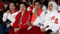 Megawati Soekarnoputri nampak hadir menyaksikan debat kelima Pilpres 2019 didampingi sang putri, Puan Maharani, istri capres nomor urut 01 Iriana Jokowi, dan istri cawapres nomor urut 01 Wury Estu Handayani di Hotel Sultan, Jakarta, Sabtu (13/4/2019).