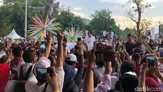  Capres petahana Joko Widodo (Jokowi) meninggalkan area konser Putih Bersatu di GBK, Senayan.