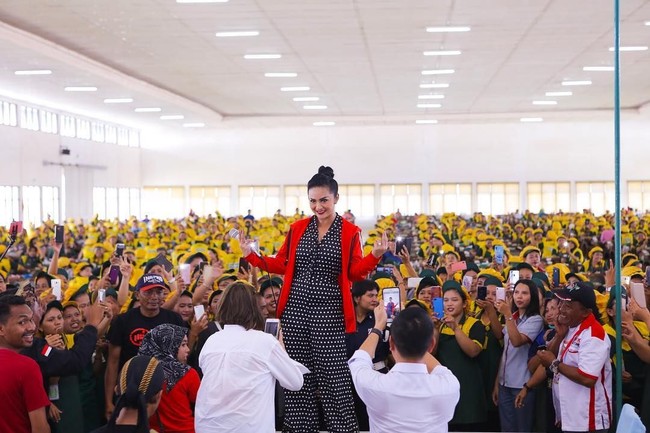 Kali ini jaket partainya dipadukan bersama jumpsuit hitam bermotif polka dot putih. Foto: Dok. Instagram @krisdayantilemos