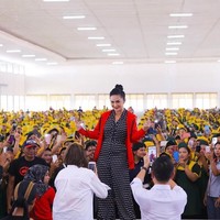 Kali ini jaket partainya dipadukan bersama jumpsuit hitam bermotif polka dot putih. Foto: Dok. Instagram @krisdayantilemos