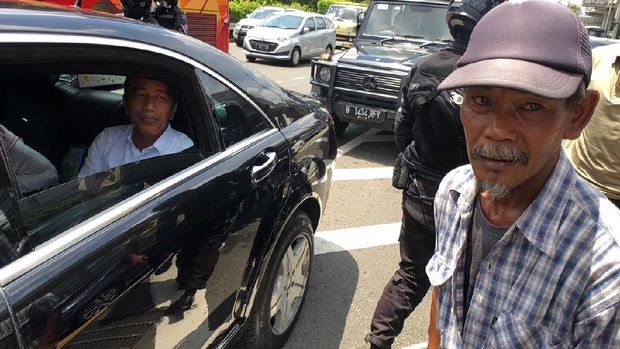 Presiden Jokowi menyalami warga, Sabtu (13/4/2019)