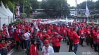Massa pendukung pasangan capres-cawapres nomor urut 01 Joko Widodo-Maruf Amin mulai meramaikan kawasan Medan Merdeka Barat, Jakarta, Sabtu (13/4/2019).