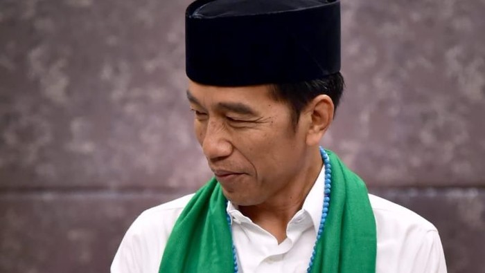 Sebelum datang ke Konser Putih Bersatu di GBK, capres petahana Joko Widodo sempat berbincang dengan KH Maimoen Zubair dan Maulana Al-Habib Muhammad Luthfi bin Ali bin Yahya. Jokowi pun mendapat hadiah dari 2 ulama karismatik NU itu.