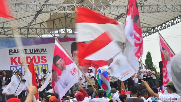 Suasana kampanye terakhir pendukung Jokowi di Kudus. 