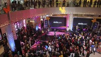 Jemaah dHOT Music Setia Menjaga Hati menyemut di depan panggung saat Pongki Barata The Dangerous Band beraksi. Foto: Rifkianto Nugroho