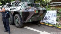 Sejumlah mobil milik petugas pun nampak terparkir di halaman Hotel Sultan untuk melakukan pengamanan jelang debat pamungkas Pilpres 2019.