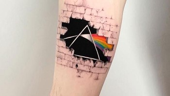 Dibalik dinding ada sampul album The Dark Side of The Moon milik Pink Floyd. Foto: Boredpanda