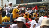 Beberapa atraksi menarik itu diantaranya adalah barongsai dan sisingaan.