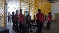Pengecekan barang massa jelang masuk GBK