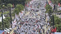 Massa nampak mengenakan pakaian putih saat akan memasuki Stadion Utama GBK, Jakarta.