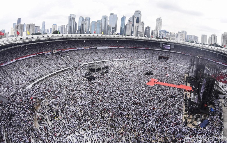 Konser Putih Bersatu Jokowi Nyaris Bersih dari Bendera Parpol Konser Putih Bersatu Jokowi Nyaris Bersih dari Bendera Parpol
