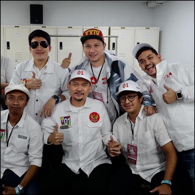 Deretan artis pendukung Jokowi-Maruf kompak berbaju putih. Di antaranya adalah Gading Marten, Cak Lontong, Andre Taulany, Indra Bekti, Desta, juga Akbar. Foto: Dok. Instagram