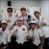 Deretan artis pendukung Jokowi-Maruf kompak berbaju putih. Di antaranya adalah Gading Marten, Cak Lontong, Andre Taulany, Indra Bekti, Desta, juga Akbar. Foto: Dok. Instagram