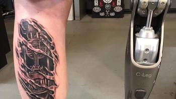 Tato ini seolah menunjukkan adanya mesin di bagian dalam kakinya sama seperti sebelahnya. Foto: Boredpanda