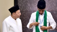Habib Luthfi juga memberikan hadiah untuk Jokowi. Ia memberikan Jokowi tasbih berwarna kebiru-biruan.Pertemuan Jokowi dengan Mbah Moen dan Habib Lutfhi dilakukan di Hotel Fairmont, Jakarta, yang tak jauh dari kompleks GBK, Gelora, Jakarta, Sabtu (14/4/2019). istimewa