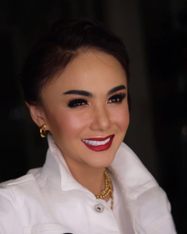 Yuni Shara tampak cantik dengan jaket denim putih dan T-shirt berlogo Jokowi-Maruf di baliknya. Beberapa aksesori sederhana membuat penampilannya tetap anggun. Foto: Dok. Instagram