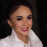 Yuni Shara tampak cantik dengan jaket denim putih dan T-shirt berlogo Jokowi-Maruf di baliknya. Beberapa aksesori sederhana membuat penampilannya tetap anggun. Foto: Dok. Instagram