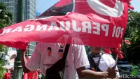 Salah seorang pendukung mengenakan atribut dukungan untuk capres-cawapres nomor urut 01 Joko Widodo-Maruf Amin.
