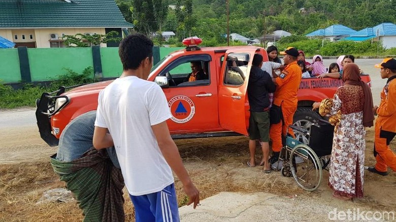 Sebagian Warga Banggai Sulteng Balik ke Rumah Pasca Gempa M 6,8 Sebagian Warga Banggai Sulteng Balik ke Rumah Pasca Gempa M 6,8