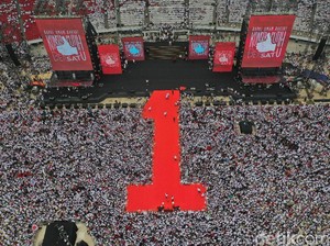 Aksi 100 Gitaris Hibur Massa Pro-Jokowi di Konser Putih Bersatu