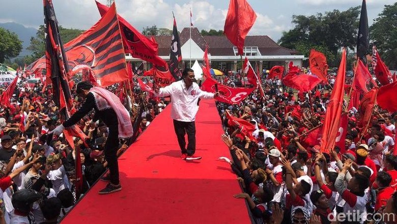 Didi Kempot Meriahkan Kampanye Terakhir Massa Pro Jokowi di Magelang Didi Kempot Meriahkan Kampanye Terakhir Massa Pro Jokowi di Magelang