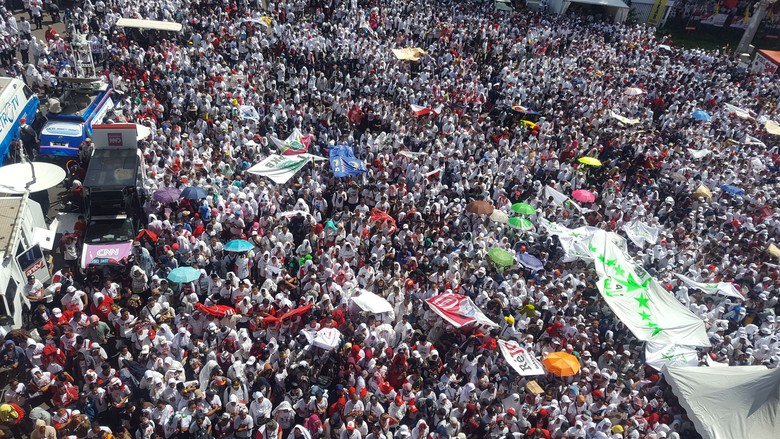 Penampakan Massa Pro-Jokowi Jelang Konser Putih Bersatu Penampakan Massa Pro-Jokowi Jelang Konser Putih Bersatu