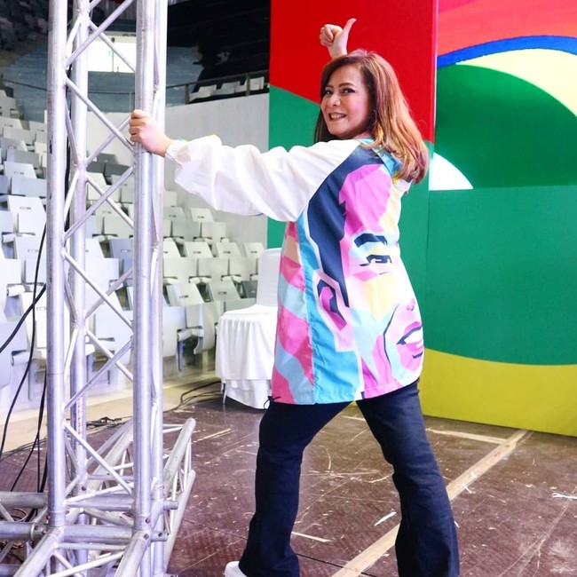 Istri Addie MS, Memes mengenakan jaket oversized bergambar Jokowi dan memadukannya bersama jeans flare. Foto: Dok. Instagram