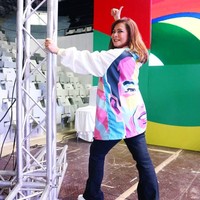 Istri Addie MS, Memes mengenakan jaket oversized bergambar Jokowi dan memadukannya bersama jeans flare. Foto: Dok. Instagram