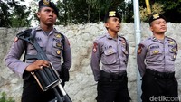 Petugas kepolisian nampak bersiaga di sekitar Hotel Sultan yang menjadi lokasi debat pamungkas Pilpres 2019.
