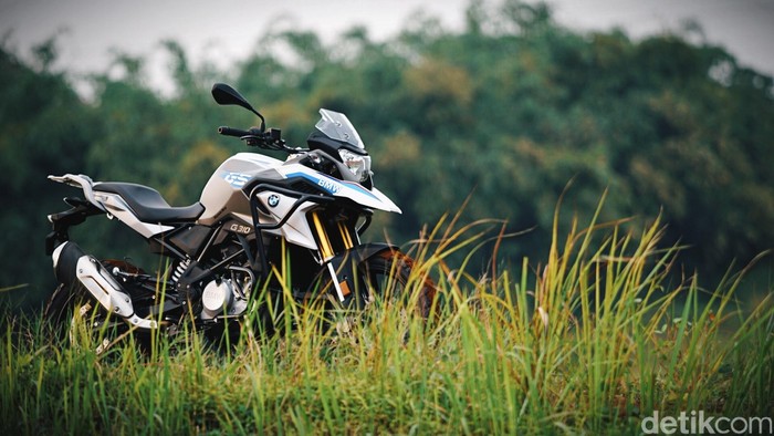 BMW melakukan penyegaran terhadap salah satu line-up model Adventure terlarisnya, yaitu G 310 GS Adventure. BMW G 310 GS Adventure dibekali aksesoris untuk menambah proteksi kendaraan seperti, engine guard untuk melindungi mesin dancrash bar untuk melindungi body kendaraan saat melakukan berkendara off-road.