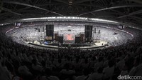 Kompleks ini dibangun untuk Asian Games 1962 dan stadion utamanya, yang awalnya memiliki kapasitas lebih dari 100 ribu penonton, menyerupai Stadion Luzhniki di Moskow. Pada 1956, Sukarno berpidato di Stadion Luzhniki, Moskow, dan ia diyakini begitu terkesan dengan stadion tersebut sehingga memutuskan bahwa ibu kota Indonesia memerlukan kompleks olahraga sejenis. 
