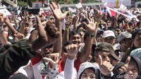 Massa berkumpul untuk memeriahkan Konser Putih Bersatu.