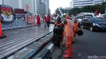 PPSU Bersihkan Bundaran HI Usai Konvoi Kampanye Akbar - 01