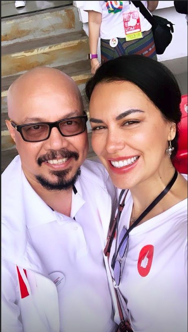 Sophia Latjuba ikut memutihkan GBK. Ia tampil kasual dengan T-shirt putih. Foto: Dok. Instagram