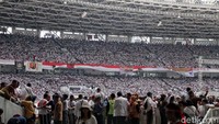 Sejumlah pendukung nampak membawa bendera dukungan untuk Jokowi-Maruf Amin.