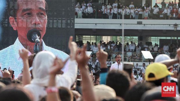 Jokowi membawakan orasi politiknya di tengah Konser Putih Bersatu, Sabtu (13/4).