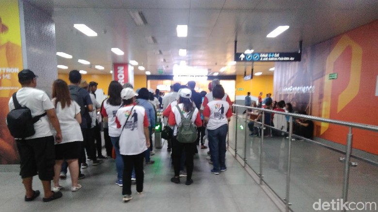 Naik MRT, Pendukung Jokowi Bergerak dari Bundaran HI ke GBK Naik MRT, Pendukung Jokowi Bergerak dari Bundaran HI ke GBK