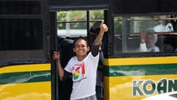 Salah seorang pendukung mengenakan atribut capres-cawapres nomor urut 01 Joko Widodo-Maruf Amin saat akan menuju Gelora Bung Karno, Jakarta.