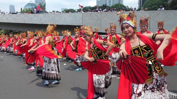 Sekitar 700 orang penari menampilkan tarian Jejer Gandrung Kembang Menur di atas flyover susun Semanggi. Penasaran? Yuk, lihat.