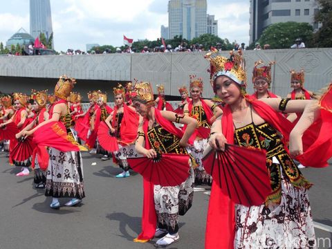 Sekitar 700 orang penari menampilkan tarian Jejer Gandrung Kembang Menur di atas flyover susun Semanggi. Penasaran? Yuk, lihat.