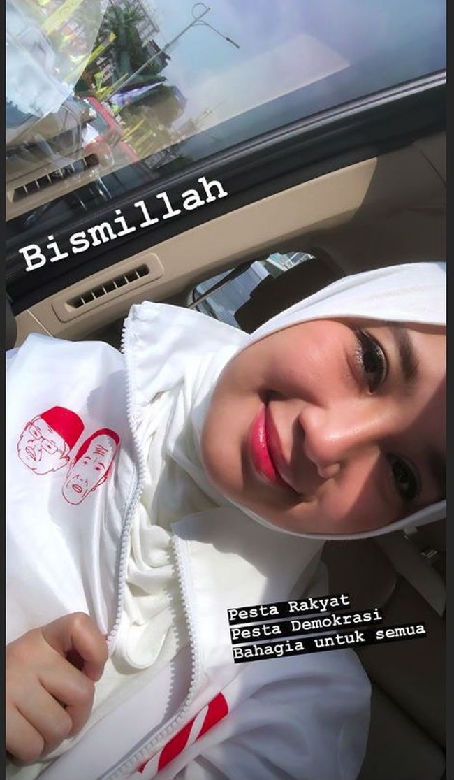 Chacha Frederica mengenakan jaket putih bergambar Jokowi-Maruf Amin sebagai padanan hijab dan juga kaus di dalamnya. Foto: Dok. Instagram