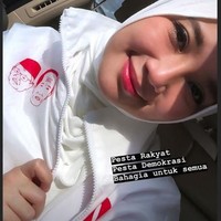 Chacha Frederica mengenakan jaket putih bergambar Jokowi-Maruf Amin sebagai padanan hijab dan juga kaus di dalamnya. Foto: Dok. Instagram