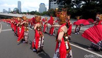 Para penari nampak semangat menarikan tarian Jejer Gandrung Kembang Menur di flyover susun Semanggi.