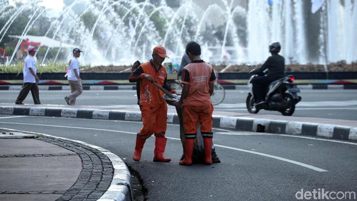 Sejumlah petugas PPSU membersihkan kawasan Bundaran HI. Kegiatan itu dilakukan agar kawasan Bundaran HI kembali terlihat bersih.