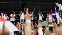 Para musisi menyanyi dan menari bersama para massa pendukung Joko Widodo-Maruf Amin.