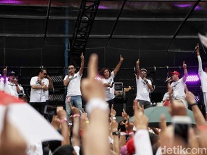 Tina Toon dan Geng Caleg Nyanyi di Konser Putih Bersatu