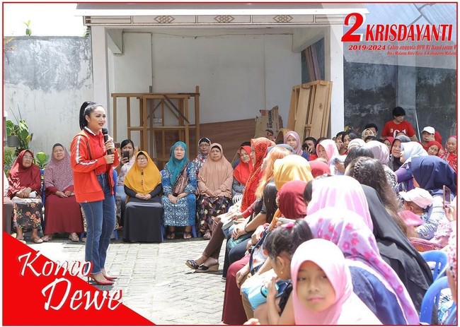 Mengenakan baju partai berwarna merah beserta jaketnya, Krisdayanti membuat penampilannya tetap stylish dengan high heels warna merah. Foto: Dok. Instagram @krisdayantilemos