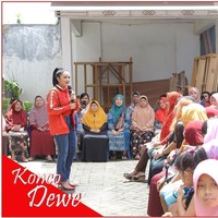 Mengenakan baju partai berwarna merah beserta jaketnya, Krisdayanti membuat penampilannya tetap stylish dengan high heels warna merah. Foto: Dok. Instagram @krisdayantilemos