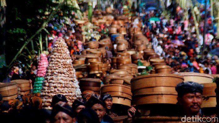 Ribuan warga Kecamatan Cepogo, Boyolali menghadiri acara Grebek Sadranan yang digelar tiap bulan Ruwah atau sebelum puas, (14/4/2019)